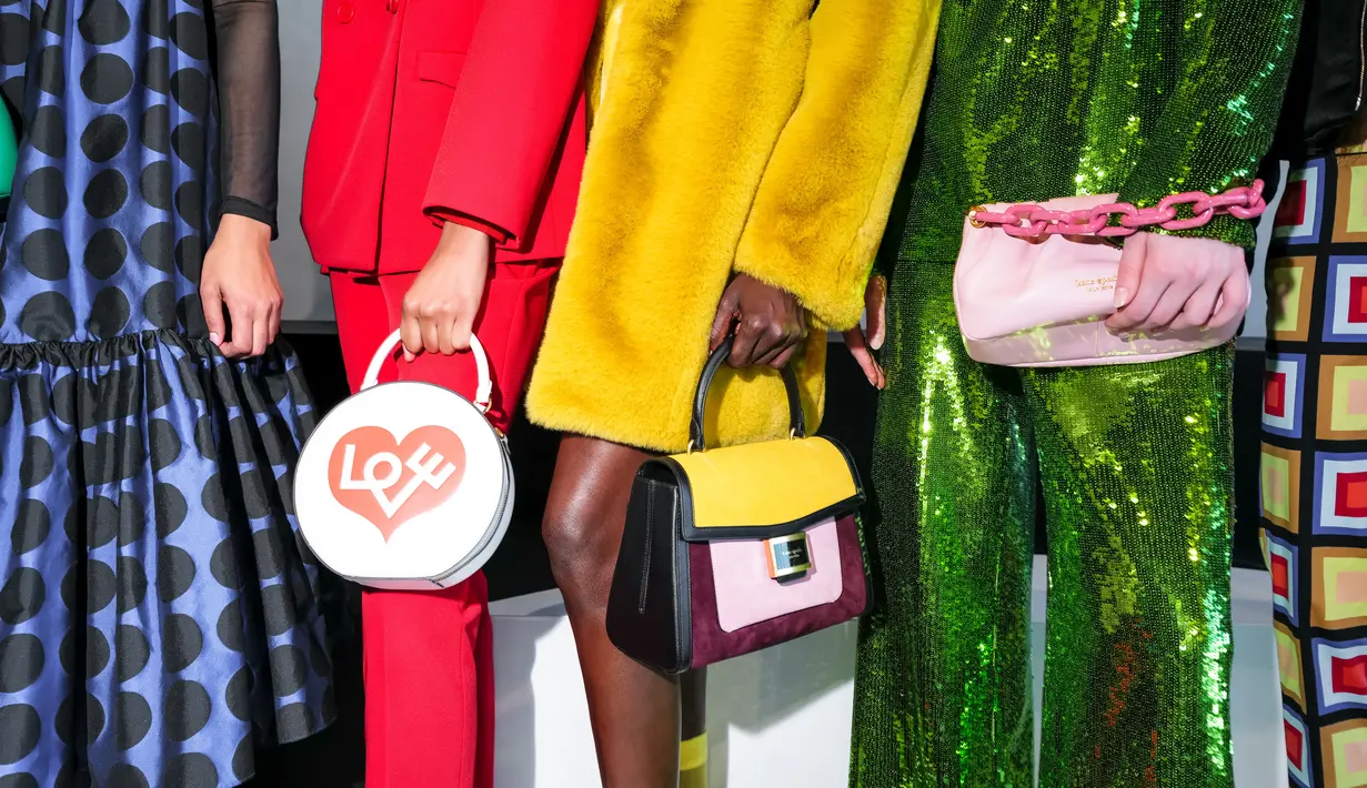 Para tamu yang hadir disambut dengan armada taksi khas kota New York, dibalit dalam warna Pantone yang baru dirilis Kate Spade New York. Mereka akan berkeliling Manhattan selama NYFW. Foto: Document/Kate Spade New York.