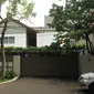 Suasana rumah mewah Sekjen Mahkamah Agung (MA) Nurhadi di Jalan Hang Lekir V, Kebayoran Baru, Jakarta, usai digeledah oleh KPK, Kamis (21/4). Penggeledahan terkait OTT KPK terhadap panitera PN Jakpus, Edy Nasution. (Liputan6.com/Gempur M Surya)