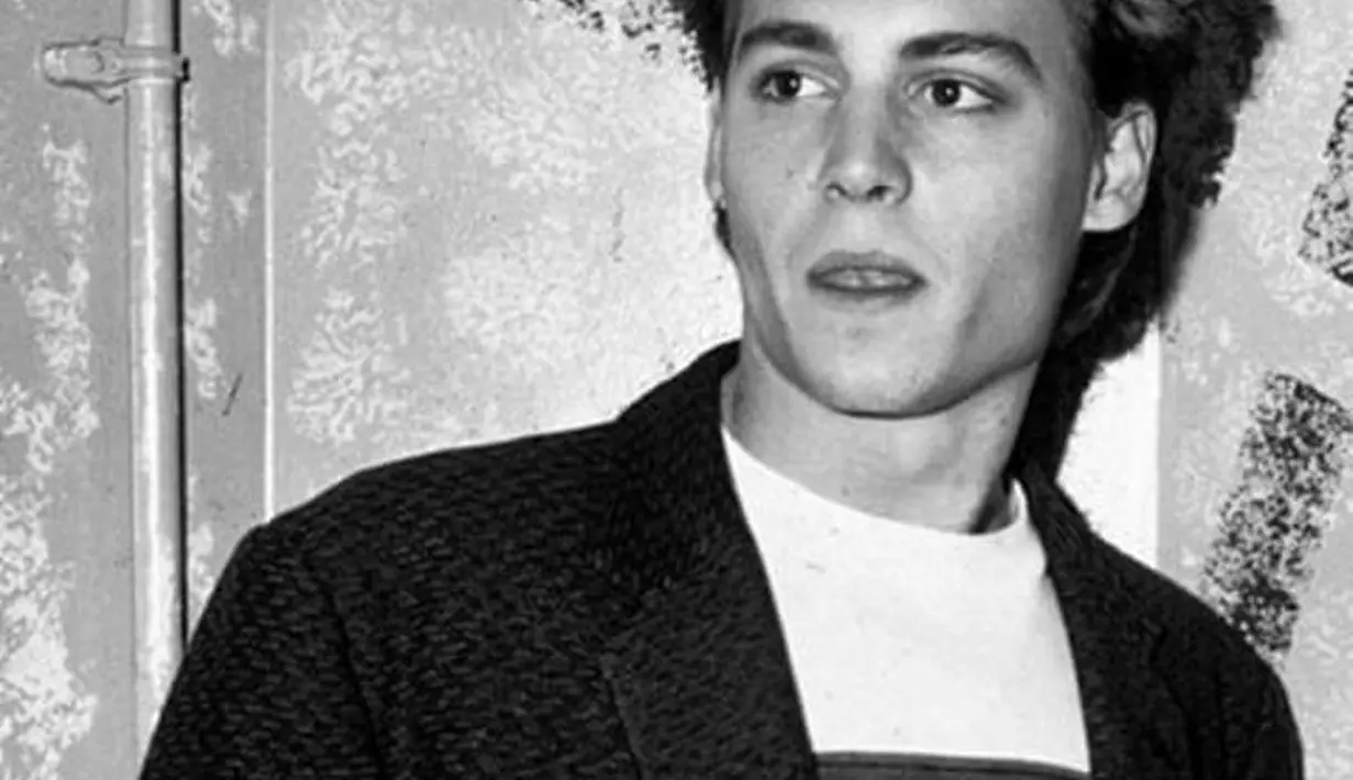 Johnny Depp memang seperti wine. Semakin tua semakin nyaman dipandang mata. Namun, Johnny saat muda pun menyegarkan indera penglihatan loh! (Hair)