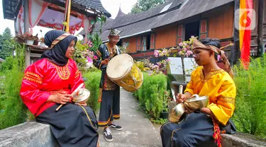 Para pemuda memainkan alat musik kesenian tradisional di Desa Wisata Kampuang Minang Nagari Sumpu, Kabupaten Tanah Datar, Provinsi Sumatera Barat, Kamis (22/6/2023). (Liputan6/Angga Yuniar)