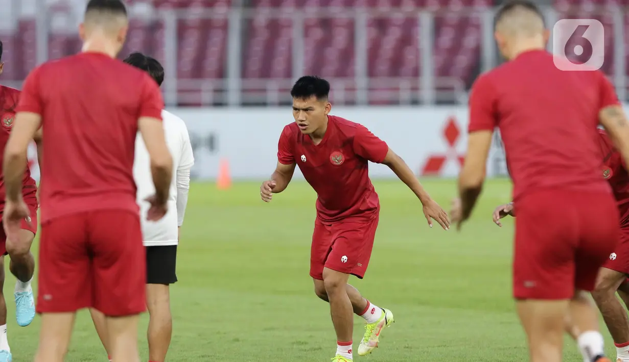 Pemain timnas Indonesia, Witan Sulaeman (tengah) saat sesi latihan resmi jelang laga kandang semifinal Piala AFF 2022 melawan Vietnam di Stadion Utama Gelora Bung Karno, Jakarta, Kamis (5/1/2023). “Witan akan memperkuat Persija selama 3,5 tahun atau 42 bulan ke depan," bunyi pernyataan resmi Persija. (Liputan6.com/Helmi Fitriansyah)