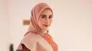 Sentuhan ini semakin sempurna dengan hijab polos berwarna senada yang ditata anggun oleh @prilianurafrida, memberikan kesan harmonis pada keseluruhan penampilan. Riasan wajah dari @ochiipramita melengkapi penampilannya dengan nuansa soft glam yang natural, membuat wajah Syahnaz terlihat bercahaya dan flawless. @wanda_haraa/@didietmaulana].