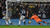 Striker West Bromwich Albion Jay Rodriguez (kiri) mengeksekusi penalti pada laga melawan Arsenal di The Hawthorns, Minggu (31/12/2017). (AFP/Paul Ellis)