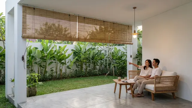 Ide Tirai Luar Ruangan untuk Menutup Teras tanpa Membuat Udara Terperangkap (AI generated)
