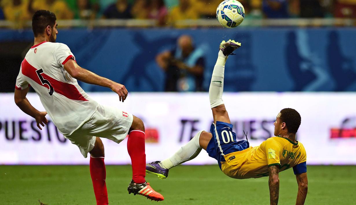 Aksi Neymar saat berusaha menendang bola ke arah gawang Peru dalam Kualifikasi Piala Dunia 2018 di Stadion Ponte Nova, Salvador, Brasil, Rabu (18/11/2015) pagi WIB. (AFP Photo/Christophe Simon)