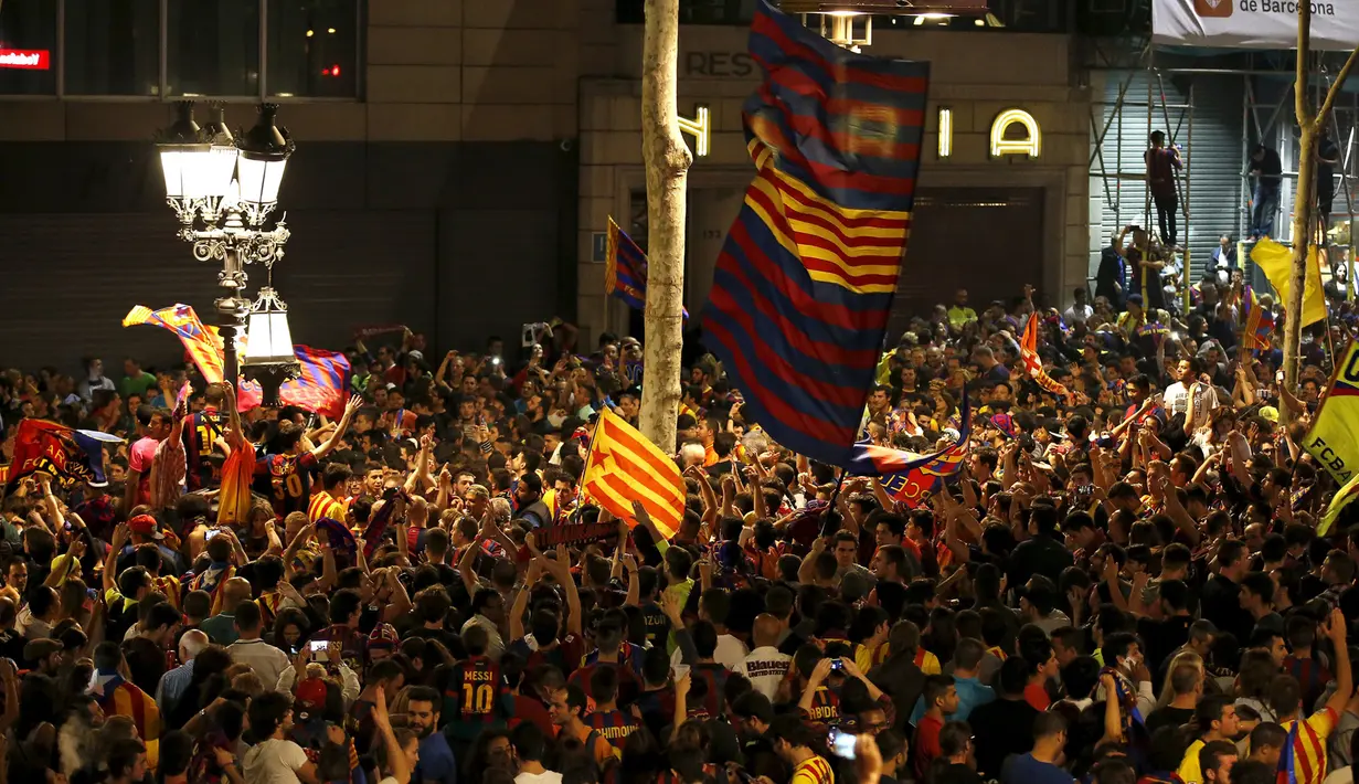 Pendukung Barcelona merayakan keberhasilan tim favorit mereka menjuarai La Liga Spanyol di Barcelona, Spanyol (18/5/2015). Barcelona juara setelah mengalahkan Atletico Madrid 1-0. (REUTERS/Gustau Nacarino)