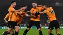 Para pemain Wolverhampton merayakan gol yang dicetak Matt Doherty ke gawang Manchester City pada laga Premier League di Stadion Molineux,Wolves, Jumat (27/12). Wolves menang 3-2 atas City. (AFP/Paul Ellis)