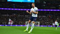 Striker Inggris Harry Kane berselebrasi usai mencetak gol ke gawang Montenegro pada pertandingan Grup A Kualifikasi Piala Eropa 2020 di Stadion Wembley di London (14/11/2019). Di pertandingan ini Kane mencetak 3 gol dan mengantar Inggris menang telak 7-0. (AFP/Glyn Kirk)