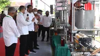 Presiden Joko Widodo atau Jokowi meninjau proses penelitian minyak makan merah di Pusat Penelitian Kelapa Sawit (PPKS) Kampung Baru, Kota Medan, Kamis (7/7/2022). (Foto: Biro Pers Sekretariat Presiden).