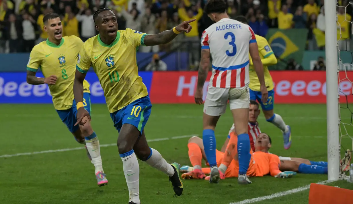 Tekanan Brasil membuahkan hasil pada menit ke-44. Vinicius Junior tidak menyia-nyiakan umpan Matheus Cunha. (NELSON ALMEIDA/AFP)