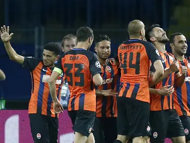 Para pemain Shakhtar Donetsk, merayakan gol yang dicetak oleh Facundo Ferreyra, ke gawang Napoli pada laga Liga Champions di Stadion Metalist, Ukraina, Kamis (14/9/2017). Shakhtar Donetsk menang 2-1 atas Napoli. (AP/Efrem Lukatsky)