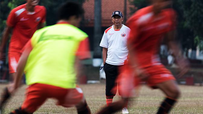 Pelatih Rahmad Darmawan (tengah) memimpin latihan perdana Persija Jakarta jelang Piala Presiden 2015 di Jakarta, Selasa (18/8/2015). (Bola.com/Vitalis Yogi Trisna)