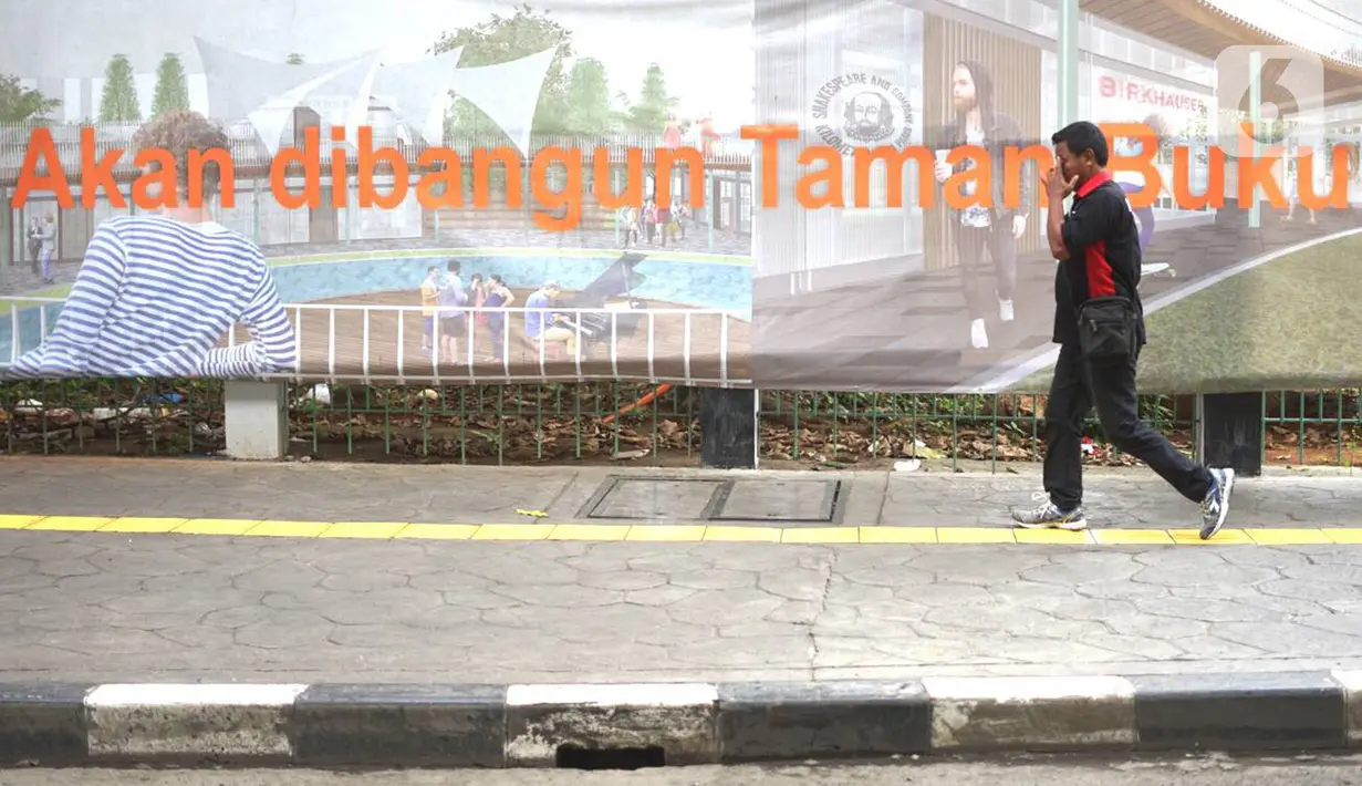 Pejalan kaki melewati Taman Martha Tiahahu di kawasan Blok M, Jakarta, Selasa (18/2/2020). Keasrian dan kenyamanan taman yang memiliki luas 20.960 meter persegi tersebut dinilai terbengkalai dan tak layak menjadi taman kota karena tidak terawat. (Liputan6.com/Immanuel Antonius)