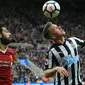 Pemain Newcastle United, Matt Ritchie (kanan) menjadi salah satu pemain yang menghasilkan assists terbanyak dengan total  empat kali pada laga Premier League hingga pekan ke-11. (AFP/Lindsey Parnaby)