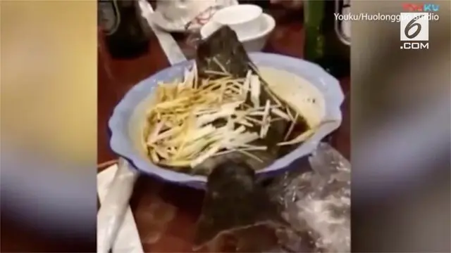 VIDEO: Sudah Dimasak, Ikan Loncat dari Mangkuk