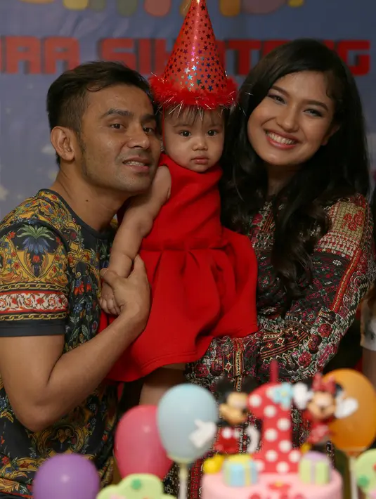 'Cleo umur dua tahun aku berusaha banyakin di rumah supaya dia kenal papanya. Jangan sampai pulang dipanggil 'om',' ungkapnya saat ditemui di kawasan Kemang, Jakarta Selatan, Minggu 25 Oktober 2015. (Andy Masel/Bintang.com)