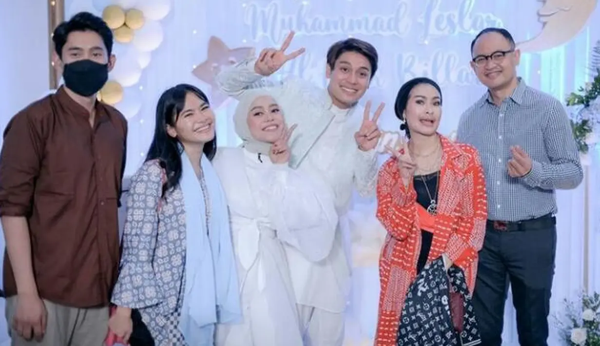 Iis Dahlia mengajak sang suami beserta putrinya, Salshadilla hadir dalam acara akikas Baby L. Iis tampil mengenakan batik merah yang dipadu kaus hitam, serta syal dari Louis Vuitton. Sedangkan Salshadilla mengenakan blouse batik biru. @askar_photography