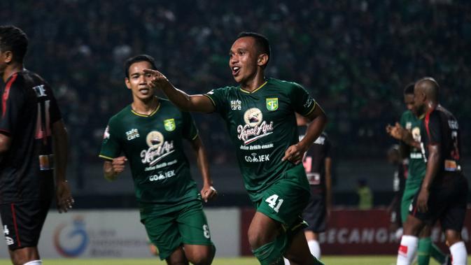 Pemain Persebaya merayakan gol yang dicetak Irfan Jaya dalam laga kontra Persipura Jayapura dalam pekan ke-12 Shopee Liga 1 2019 di Stadion Gelora Bung Tomo, Surabaya, Jumat (2/8/2019). (Bola.com/Aditya Wany)