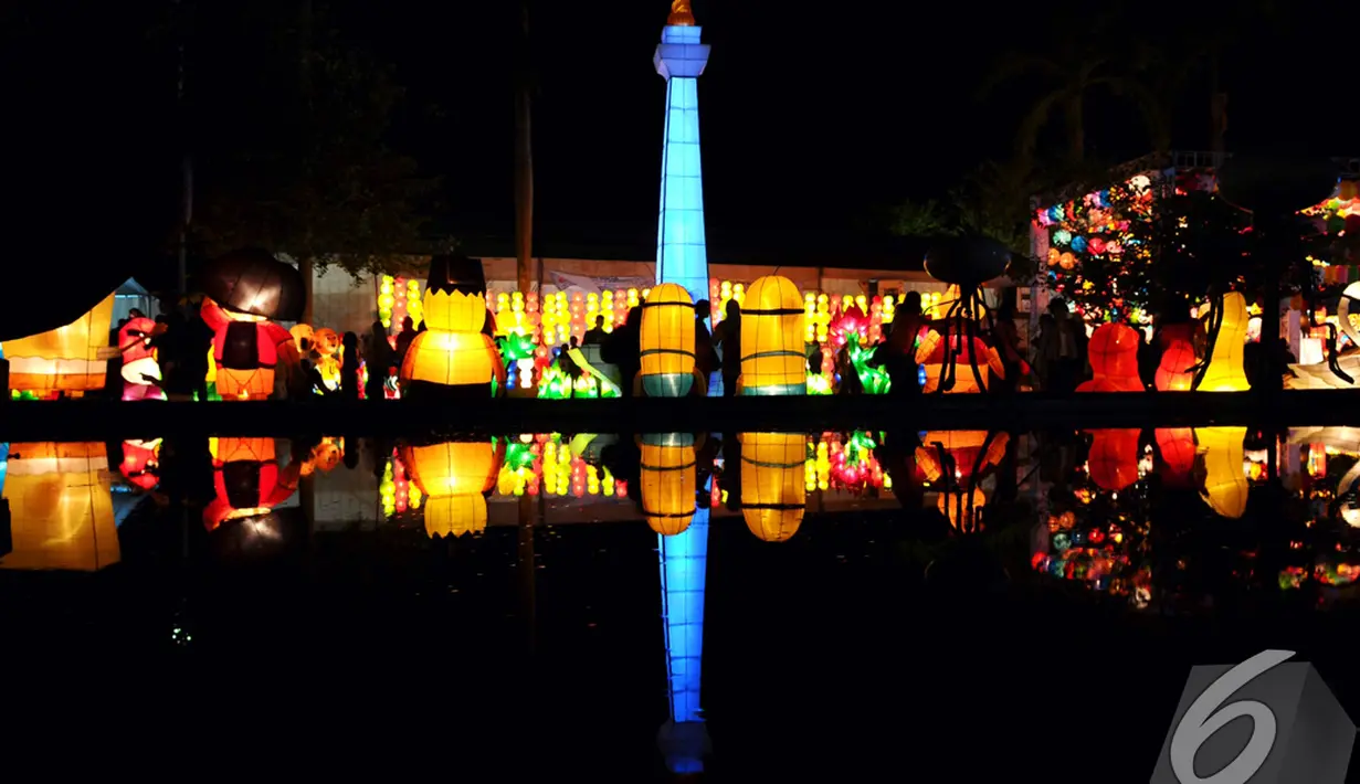 Lampion berbentuk tugu Monas dipamerkan saat acara 'Jakarta Lantern Festival 2014' di Lapangan Banteng, Jakpus. Foto diambil pada Jumat (12/12/2014). (Liputan6.com/Andrian M Tunay) 