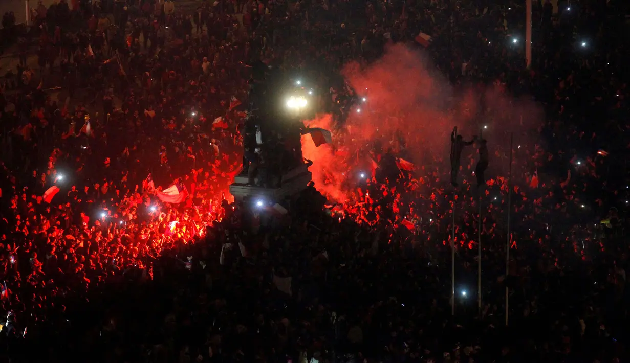 Fans Cile merayakan kemenangan timnya atas Argentina dengan flare  pada laga Final Copa America Centenario 2016  di Santiago, Cile (27/6/2016).  (REUTERS/Carlos Vera)