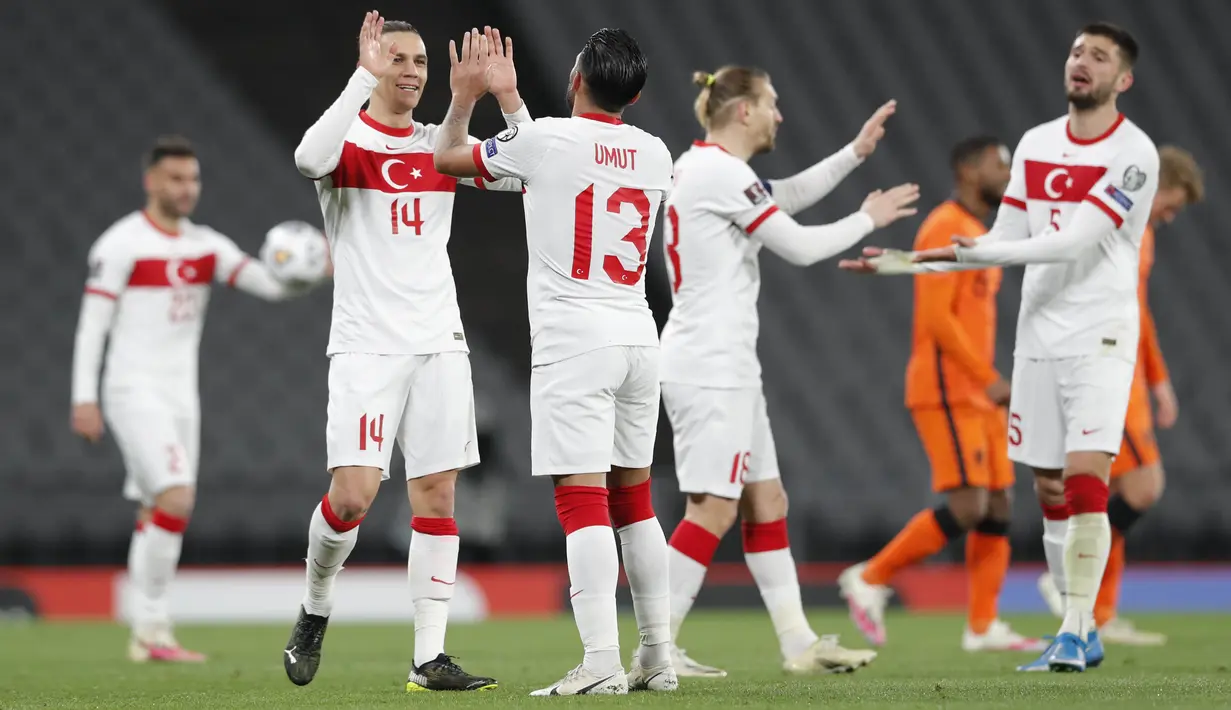 Para pemain Turki merayakan kemenangan atas Belanda pada laga kualifikasi Piala Dunia 2022 di Stadion Olimpiade Ataturk, Kamis (25/3/2021). Turki menang dengan skor 4-2. (Murad Sezer/Pool Photo via AP)