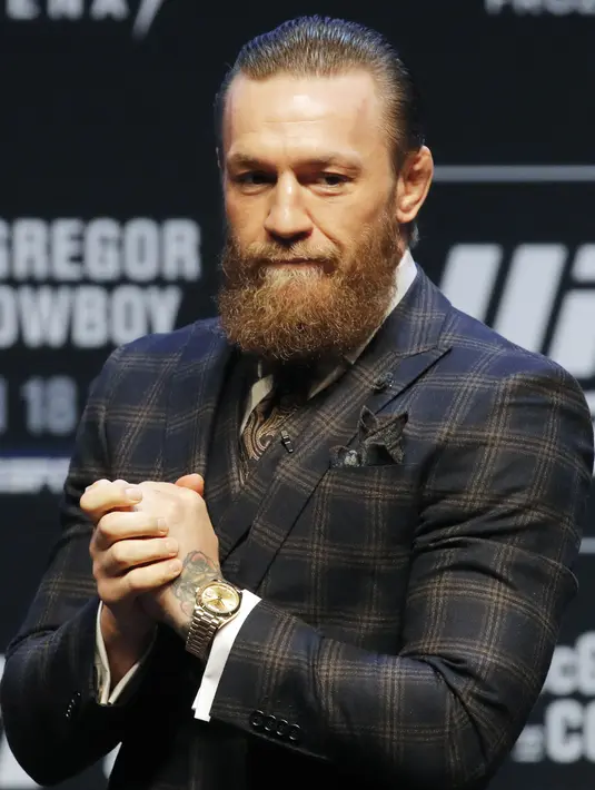 Conor McGregor saat konferensi pers untuk pertarungan seni bela diri campuran UFC 246 melawan Donald "Cowboy" Cerrone di Las Vegas (15/1/2020). Ini adalah kali ketiga McGregor tampil di kelas welter setelah dua kali bertarung melawan Nate Diaz. (AP Photo/John Locher)