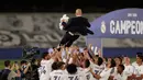Para pemain Real Madrid melempar ke udara pelatih mereka, Zinedine Zidane saat merayakan kemenangan La Liga musim 2019/20 di Estadio Alfredo Di Stefano, Kamis (16/7/2020). Real Madrid memastikan diri menjadi juara Liga Spanyol setelah mengalahkan Villarreal 2-1. (AP Photo/Bernat Armangue)