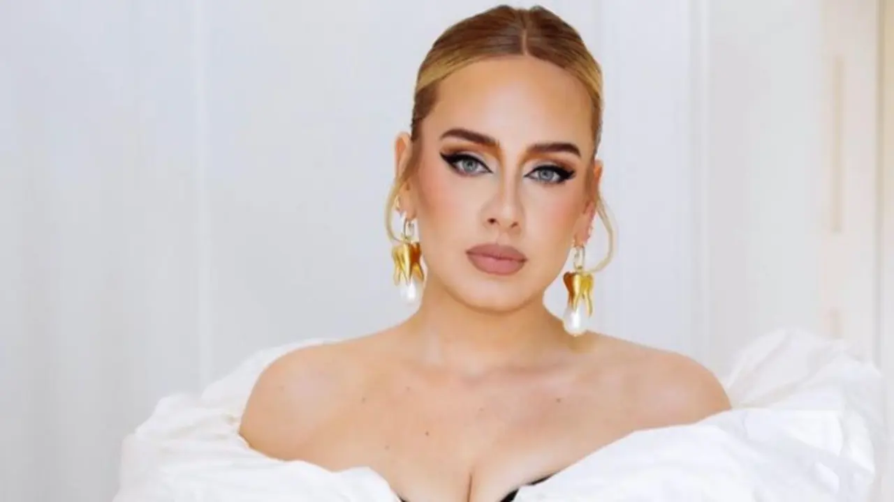 Momen Romantis Pria Lamar Kekasihnya di Konser Adele