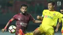 Gelandang PSM Makassar, Zulham M Zamrun (kiri) berebut bola dengan bek Bhayangkara FC, Indra Kahfi pada lanjutan Liga 1 Indonesia di Stadion Patriot Candrabhaga, Bekasi, Kamis (19/10). PSM Makassar unggul 2-0. (Liputan6.com/Helmi Fithriansyah)