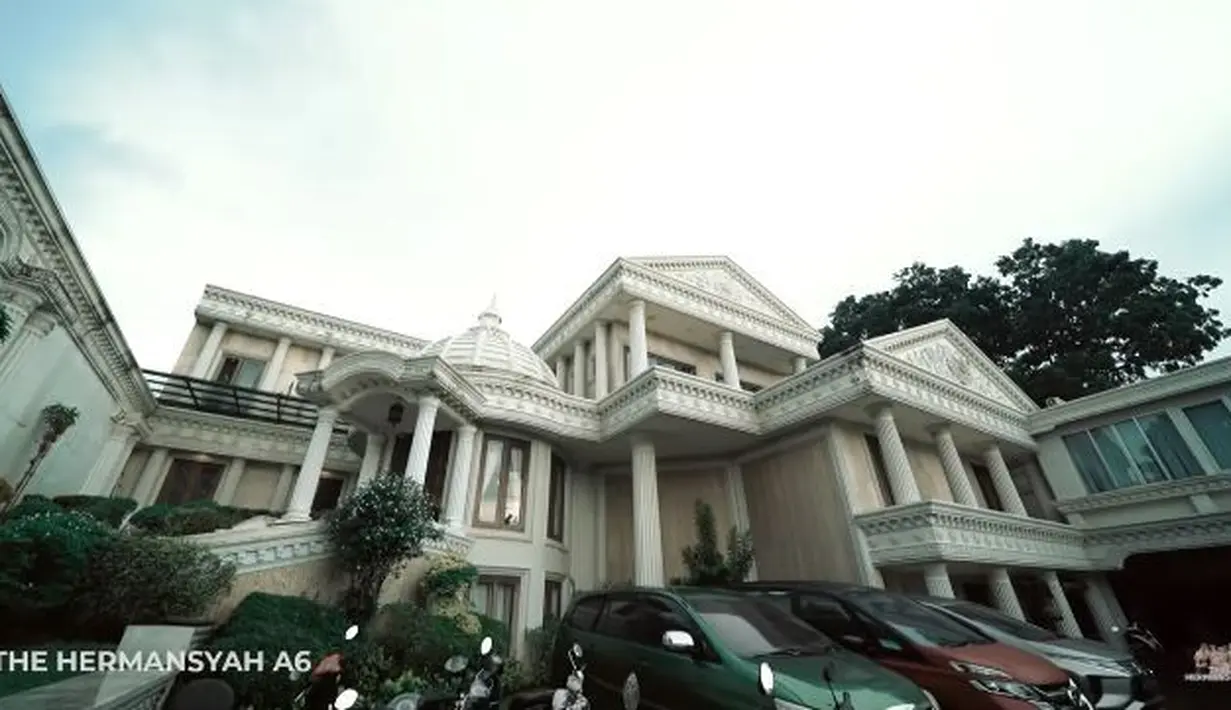 Karena rumah dalam proses perombakan, keluarga Anang dan Ashanty sekarang ini tinggal di apartemen. Renovasi digarap oleh 8 orang sebagai tim inti. (YouTube/The Hermansyah A6)