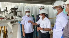 (ki-ka) Direktur Utama Pupuk Kaltim Rahmad Pribadi, Direktur Keuangan dan Umum Qomaruzzaman, dan Direktur Operasi dan Produksi Hanggara Patrianta meninjau kesiapan produksi oksigen di kawasan pabrik Pupuk Kaltim, Jumat (09/07/2021). (Liputan6.com/HO/PKT)