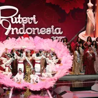 Pemilihan Puteri Indonesia 2017 telah selesai digelar. Nama Bunga Jelitha Ibrani, keluar sebagai sang pemenang. Suasana panggung yang begitu megah, juga dihadiri para tamu istimewa, seperti Miss Universe 2016 dan lainnya. (Nurwahyunan/Bintang.com)