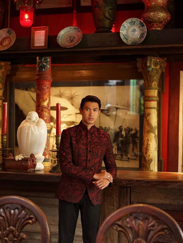 6 Potret Hessel Steven Bersama Rebecca Tamara dan Valerie Krasnadewi Bertema Imlek