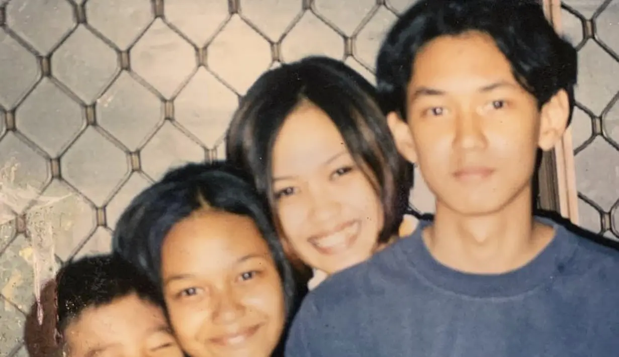 Beranjak remaja, Adinia tampil dengan rambut belah tengah sedangkan Sara dengan rambut bobnya. (@sarawijayanto)