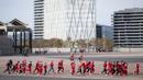 Sejumlah pelari berkostum Sinterklas melewati jalanan Barcelona Spanyol dalam acara fun run 5 km pada Minggu (22/12/2024) waktu setempat. (AFP/Josep Lago)