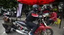 Untuk kendaraan yang tidak lulus uji emisi, diwajibkan untuk melakukan servis secara berkala. Tampak dalam foto, salah satu motor sedang dilakukan uji pengukuran gas buang saat operasi uji emisi di Pintu Keluar Terminal Blok M, Jakarta, Kamis (9/4/2026). (Kapanlagi.com/Budy Santoso)