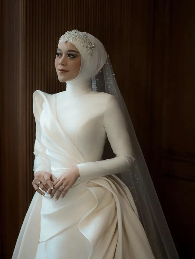 Lesti tampil memesona mengenakan busana serba putih di acara Tasyakuran