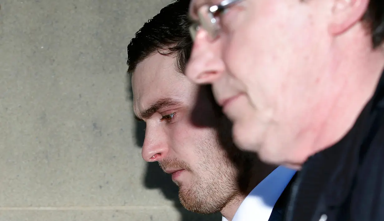 Mantan pemain Sunderland, Adam Johnson (kiri) saat tiba di Bradford Crown Court, Inggris, (23/2). Dikabarkan korban pelecehan tersebut adalah fans dari pemain yang berposisi sebagai gelandang tersebut. (REUTERS / Andrew Yates)