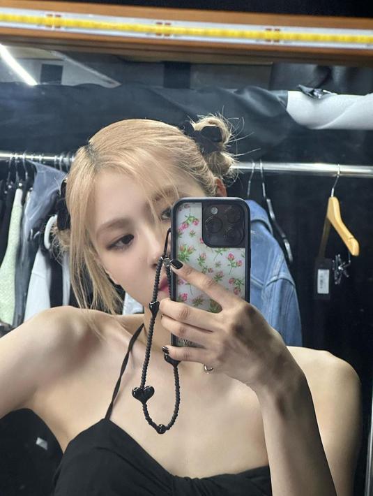 Para anggota Blackpink sepertinya suka melakukan mirror selfie, seperti Rose misalnya. Dia berfoto di ruang kostum konser Born Pink di Macau. (Foto: Instagram/ roses_are_rosie)