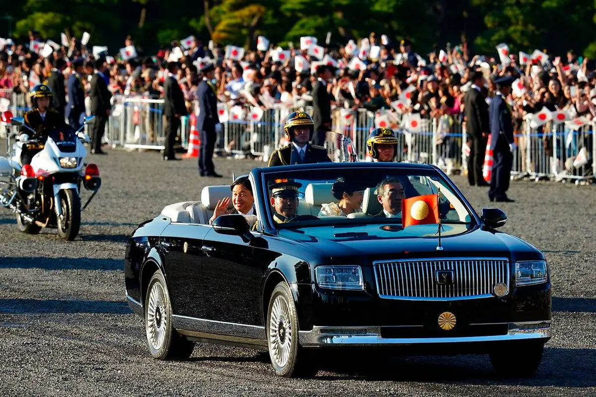 Kaisar Jepang, Naruhito dan Permaisuri Masako menyapa warganya selama parade di Tokyo, Jepang, Minggu (10/11/2019). (AP Photo)