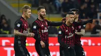 Para pemain Milan melakukan selebrasi usai Lapadula mencetak gol ketiga dalam laga melawan Chievo,Minggu (5/3/2017). Milan menang 3-1. (GIUSEPPE CACACE / AFP)