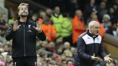 Jurgen Klopp (kiri) beradu strategi dengan  Pelatih Leicester City, Claudio Ranieri (kanan) pada lanjutan liga Premier Inggris di Stadion  Anfield, Liverpool, Sabtu (26/12/2015). Liverpool menang 1-0. (AFP Photo/Lindsey Parnaby)