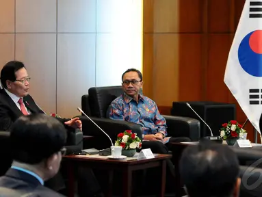 Ketua MPR, Zulkifli Hasan (kiri) menerima kunjungan Ketua Parlemen Korsel, Chung Ui Hwa di Jakarta, Senin (22/12/2014). (Liputan6.com/Andrian M Tunay)