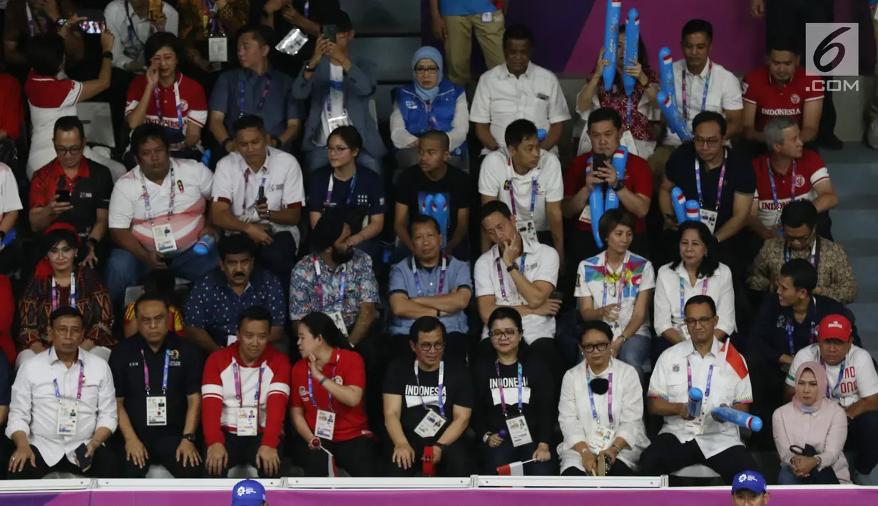 Ketua PBSI yang juga Menko Polhukam, Wiranto (kiri) bersama sejumlah menteri kabinet kerja saat menyaksikan final bulu tangkis putra perseorangan Asian Games 2018 di Istora GBK, Jakarta, Selasa (28/8). (Liputan6.com/Helmi Fithriansyah)