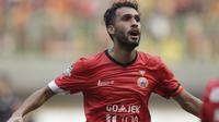 Bek Persija, Willian Pacheco, saat melawan Persegres pada laga Liga 1 Indonesia di Stadion Patriot, Bekasi, Sabtu (14/10/2017). Persija menang 5-0 atas Persegres. (Bola.com/M Iqbal Ichsan)