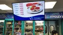 Daftar harga telur ikan salmon atau kaviar merah terlihat di sebuah pasar, Moskow, Rusia, 22 November 2021. Warga Rusia yang ingin menikmati liburan musim dingin tradisional dengan kaviar merah akan kecewa tahun ini, menyusul harga mencapai rekor tertinggi dalam sejarah. (Alexander NEMENOV/AFP)