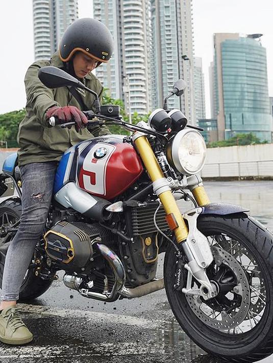 Kini pasangan selebriti yang banyak penggemarnya ini belakangan unggah momen serunya naik motor bareng. Cerita dari Ussy yang memberi hadiah sang suami motor pun tak luput dari pujian netizen. (Liputan6.com/IG/ussypratama)