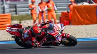 Pembalap Ducati Lenovo, Marc Marquez, berhasil meraih podium juara pada sprint race MotoGP Hungaria di Sirkuit Balaton Park, Balatonfokajar, Sabtu (06/06/2026) malam WIB. (AFP/FERENC ISZA)