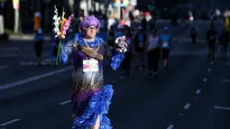 Pria mengenakan gaun wanita saat lomba lari City2Surf Fun di Sydney, Australia, Minggu (13/8). Uniknya, acara ini juga dimeriahkan dengan berbagai kostum peserta dan pertunjukan grup musik di sepanjang rute perlombaan. (AP Photo/Rick Rycroft)