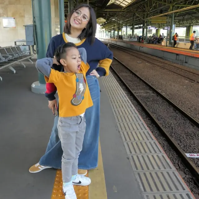 Potret Astrid Sartiasari Momong Anak (sumber: instagram/astridbasjar)